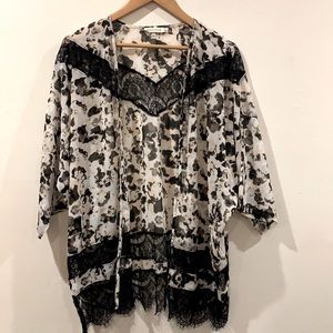 Miss love : sheer cardigan w lace
